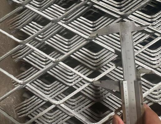 Siatka z blachy ciągnionej o kształcie rombu, grubość 0,5-6,0 mm, płaska powierzchnia, do dekoracji